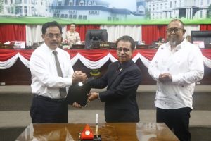 Gubernur Nurdin Basirun (kiri) dan ketua DPRD Kepri Jumaga Nadeak, dalam rapat paripirna pengesahan APBD Kepri 2018.