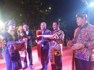 PJ. Walikota Tanjungpinang Raja Ariza menyerah peralatan musik kepada sanggar seni Batak