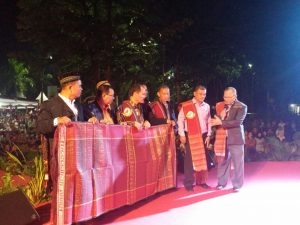 Ulos untuk PJ. Walikota Tanjungpinang Raja Ariza dari pengurus RBB