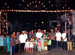 Bupati Bintan Apri Sujadi bersama warga saat mengunjungi lokasi pemasangan lampu cangkok