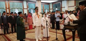 Syahrul - Rahma saat mengucap sumpah jabatan Walikota dan Wakil Walikota Tanjungpinanh, masa jabatan 2018-2023