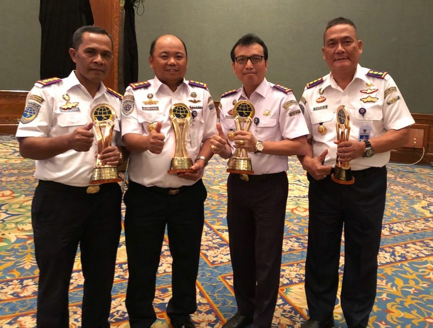 Kepala KSOP Kelas I Dumai Sanggam Marihot Simamora (kedua dari kanan) saat menerima penghargaan Pelayanan Prima Sektir Transportasi dari Kemenhub Ri