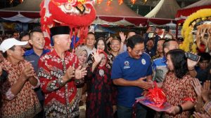 Gubernur Nurdin dan Walikota Syahrul saat mengnjungi lapak pedagang