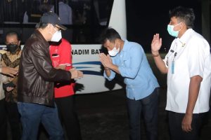 Rudi Sambut Kedatangan Yasona Laoly di Bandara Hang Nadim Batam