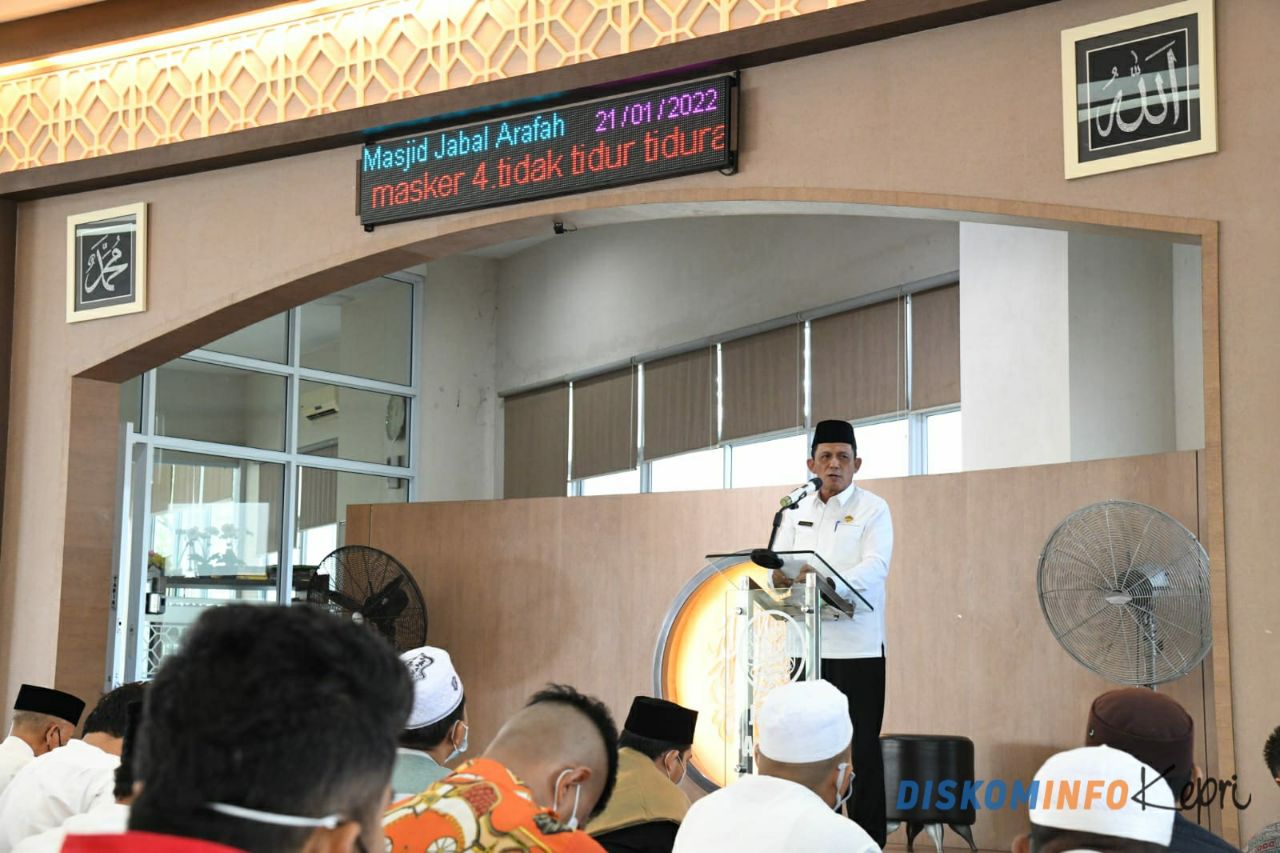 Sandiaga Shalat Jumat di Masjid Jabal Arafah Batam, Ansar Jadi Khatib