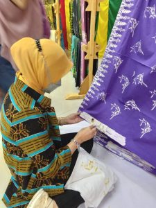 Ketum Dharmayukti Karini Kagum Lihat Kerajinan Kerang dan Batik Motif Ikan Marlin di Batam