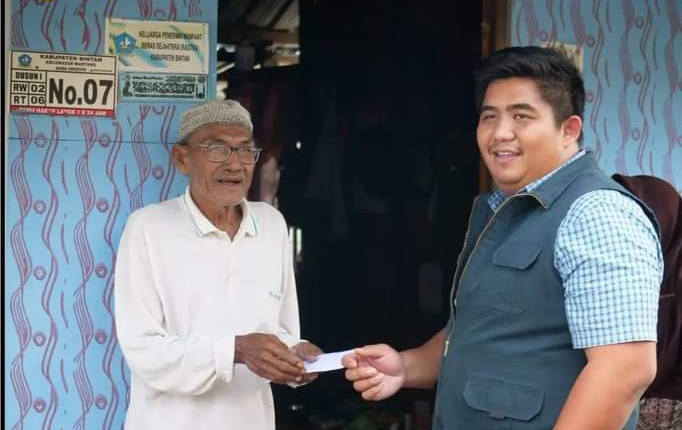 Roby Salurkan Bantuan Korban Bencana Puting Beliung di Mantang