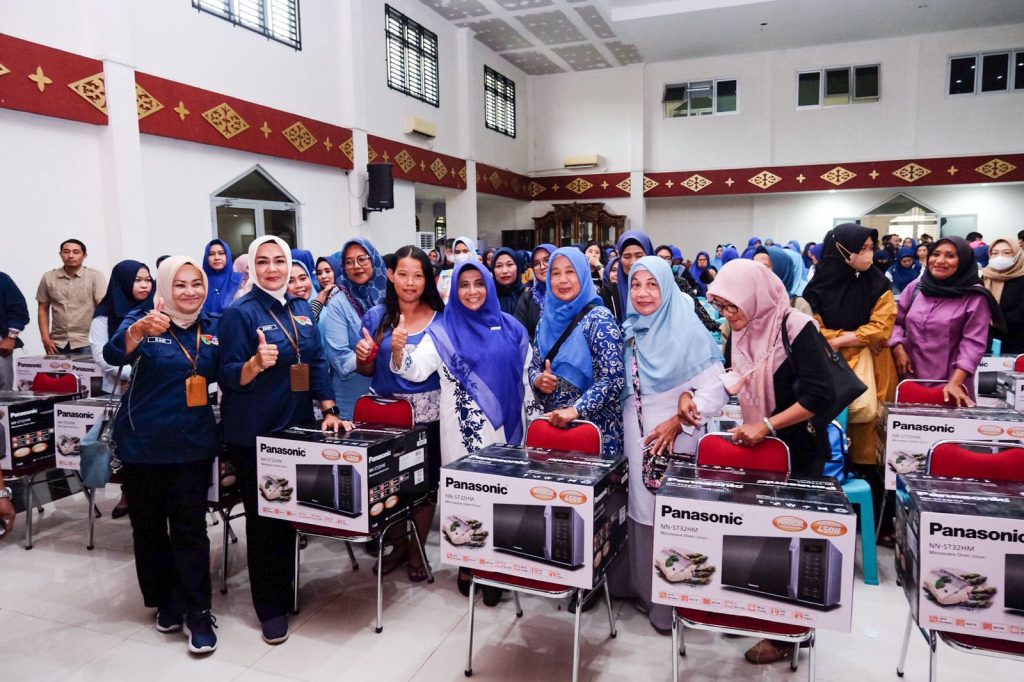 Pelaku IKM Gembira Saat Rahma Serahkan Batuan Peralatan Penunjang Produksi