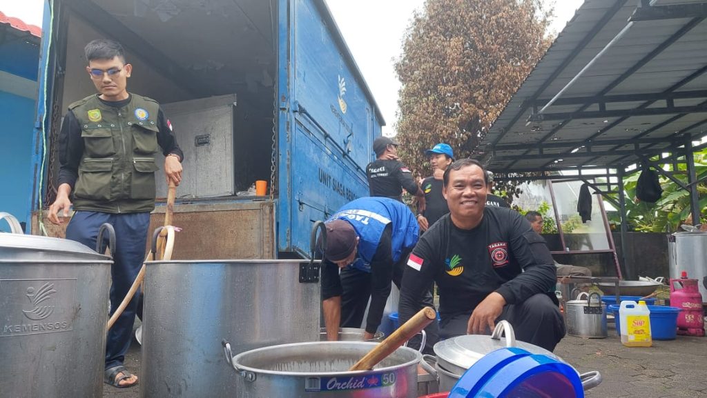 Disupport Rahma, Dapur Umum Distribusikan Bantuan Makanan Untuk Warga Terdampak Rob