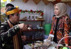 Hafizha Kenalkan Olahan Sorgum ke Menteri Desa Abdul Halim Iskandar