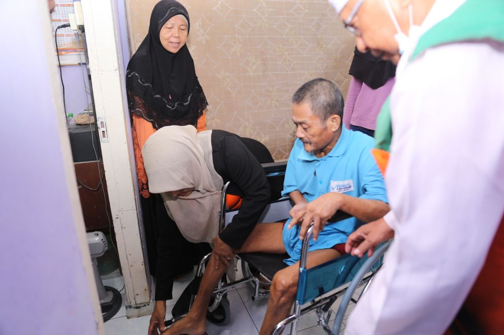 Rahma Bantu Kursi Roda 2 Warga Tanjungpinang yang Lumpuh Puluhan Tahun