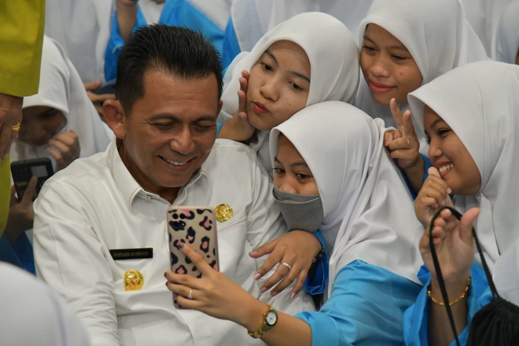 Gubernur Ansar Beri Pesan Khusus kepada Siswa-siswi SMK Ibnu Sina Batam