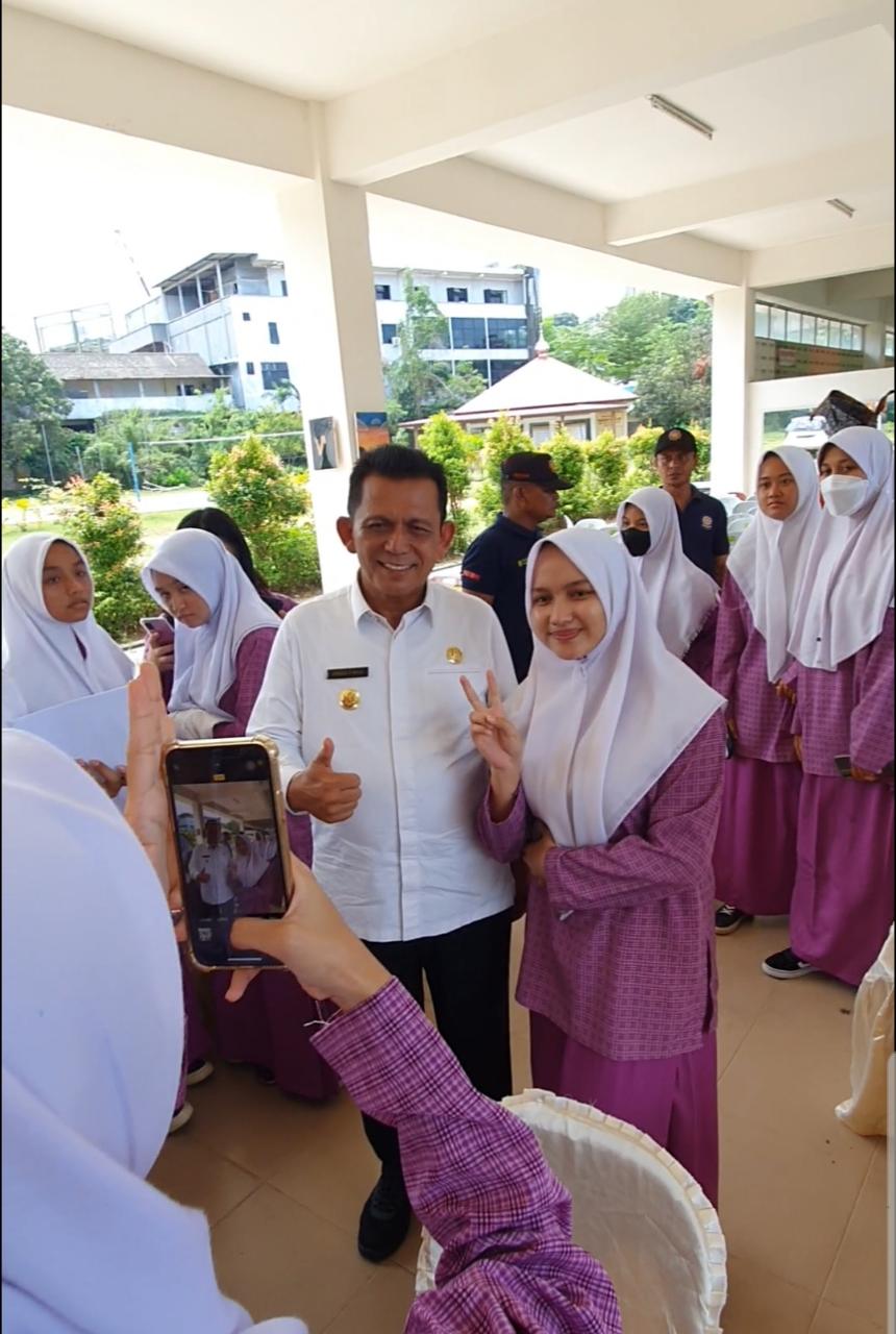 Pesan Ansar ke Pelajar SMA Kartini Batam: Belajar Sungguh-sungguh