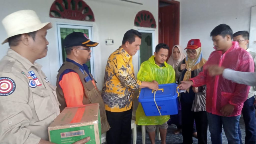 Ansar Kunjungi dan Serahkan Bantuan Korban Tanah Longsor di Tiban Lama Batam