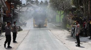 Polisi Terjun Kerja Bakti Bersihkan Jalan Dampak Abu Vulkanik Pasca Erupsi Merapi