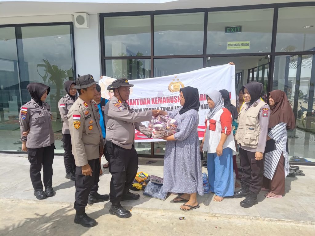 Bantuan dari Kapolri dan Ketum Bhayangkari untuk Korban Longsor Serasan Sudah Disalurkan