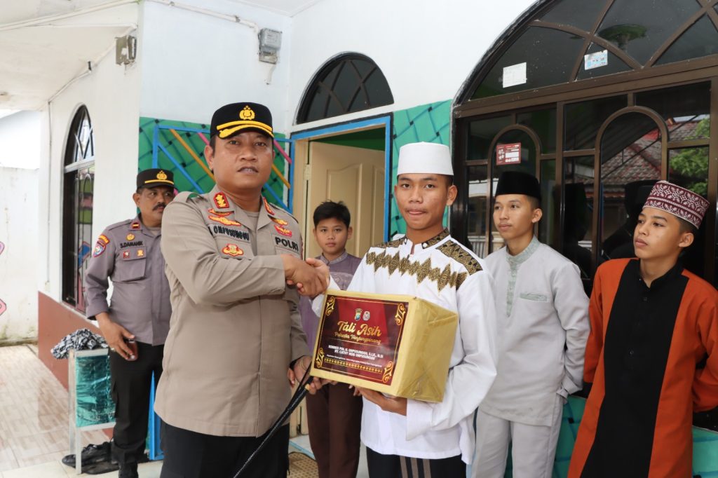 Kapolres Tanjungpinang Sambangi Panti Jompo dan Panti Asuhan, Beri Tali Asih