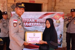 Polres Bintan Bantu Puluhan Paket Sembako untuk Masyarakat Kurang Mampu