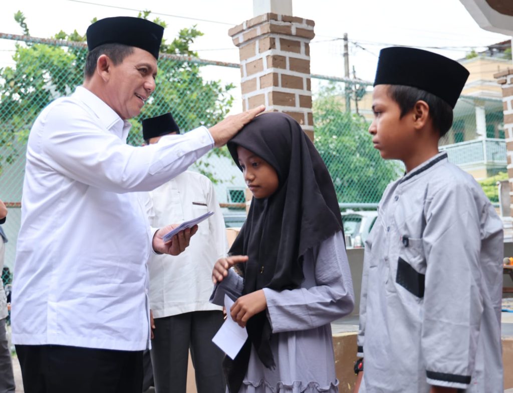 Gubernur Ansar Bersama Gojek Baksos di Panti Asuhan Qurrotu A’yun Batam