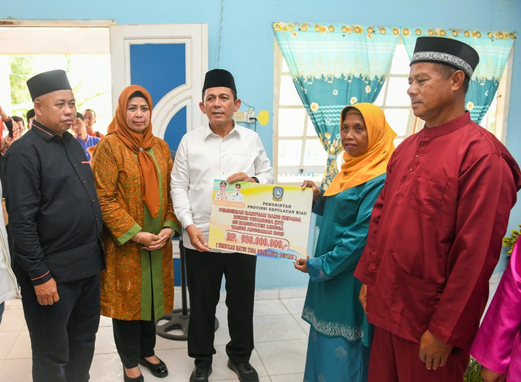 BPD, RT, RW-Posyandu, dan Penyuluh Agama di Senayang Lingga Terima Bantuan