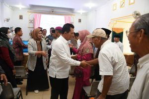 Ansar Serahkan 1.300 Paket Sembako untuk Masyarakat Lingga