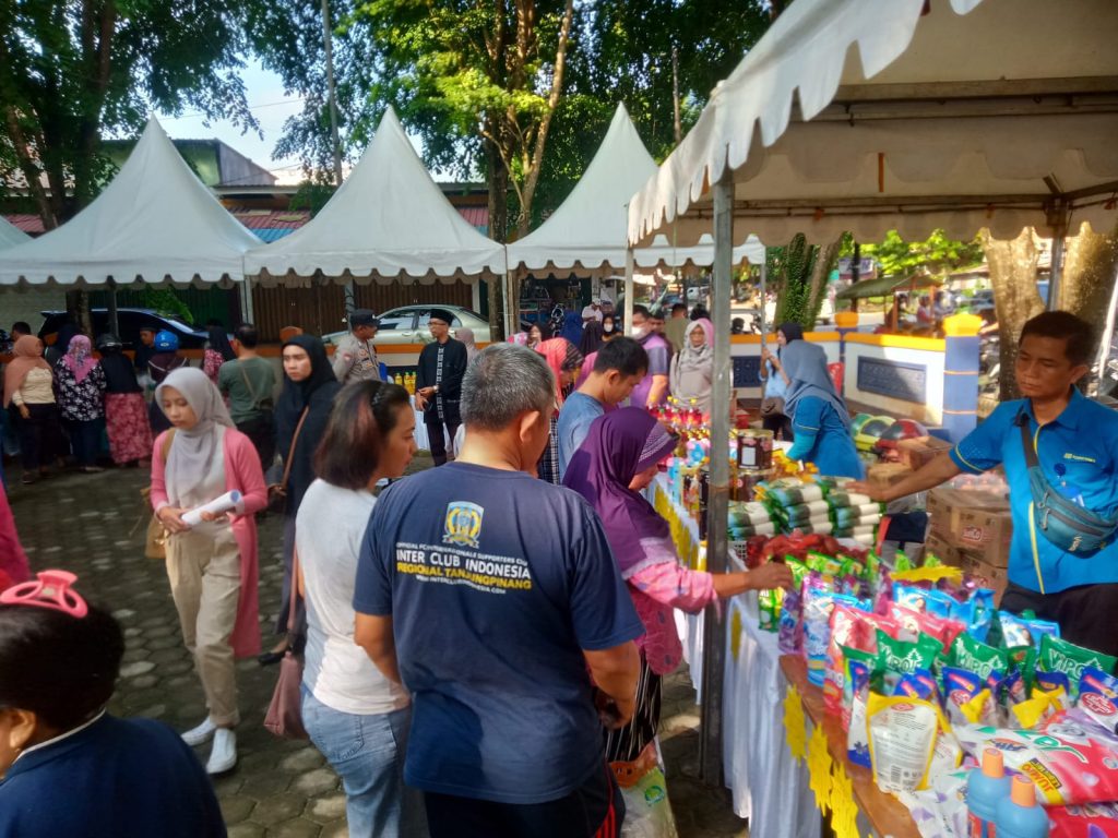 Harga Barang Murah, Ramai Warga Belanja di Pasar Murah Ramadhan