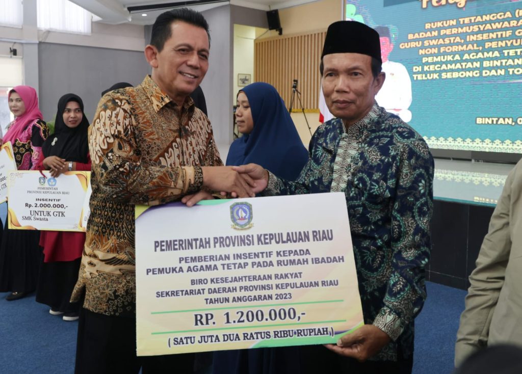 Ansar Serahkan Bantuan Insentif Tahun 2023 se-Kabupaten Bintan