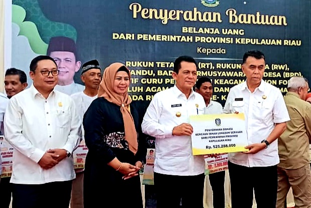 Ansar Serahkan Insentif dan Bantuan Longsor Serasan Natuna