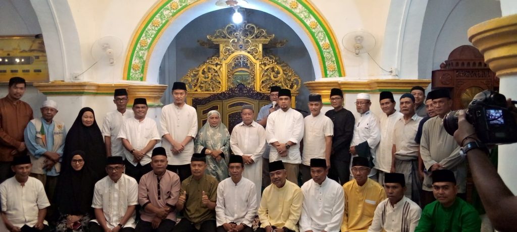 Safari Ramadhan di Masjid Sultan Riau Pulau Penyengat, Rahma Serahkan Bantuan