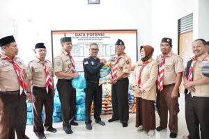 Sekda Batam Serahkan 100 Paket Sembako untuk Pengurus Kwarcab Gerakan Pramuka