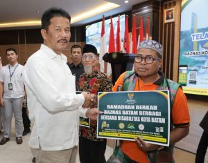 Gandeng Baznas Batam, Rudi Serahkan Zakat untuk Penyandang Disabilitas