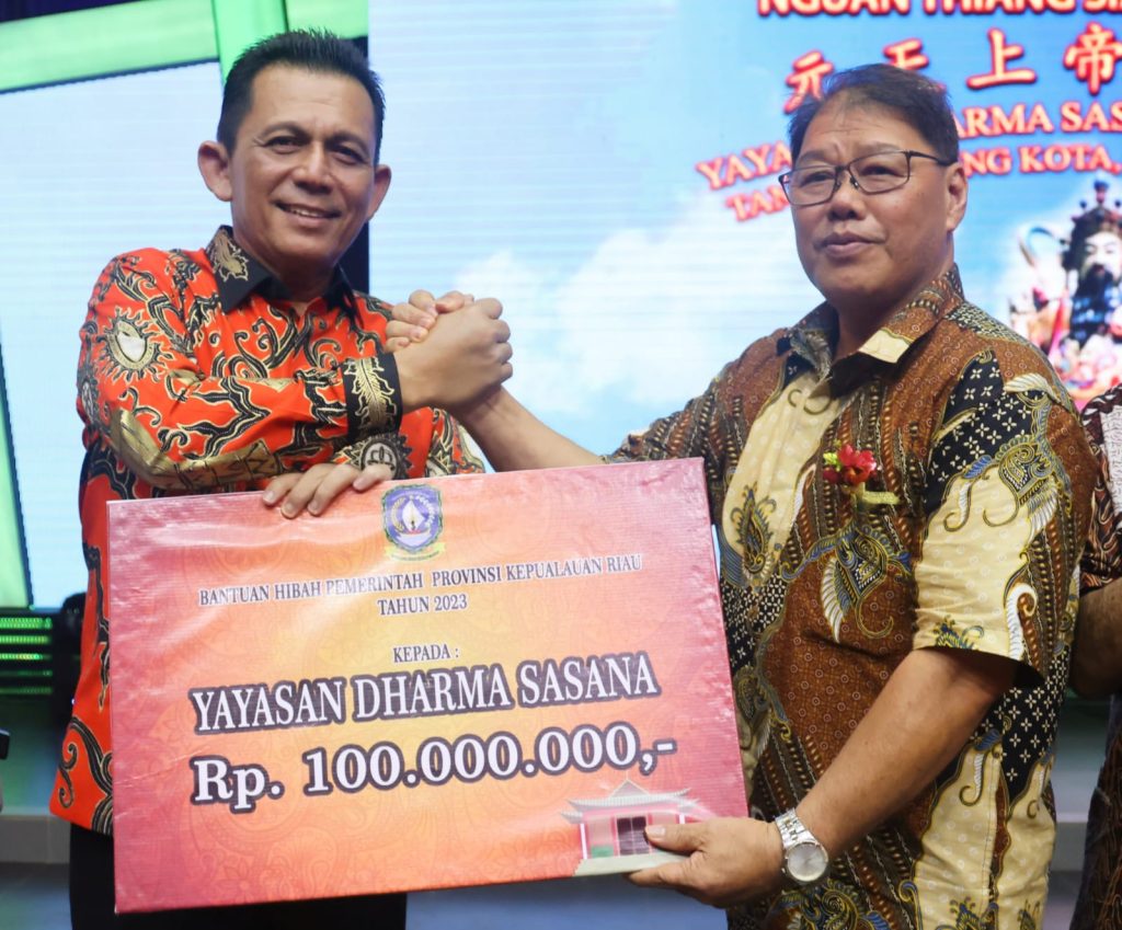 Ansar Serahkan Hibah Rp100 Juta ke Yayasan Dharma Sasana Senggarang