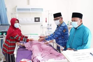 Sekda Batam Serahkan Bantuan Berobat ke Warga hingga Korban Kebakaran