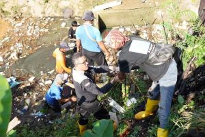 Sekda Jefridin Turun Langsung Bersihkan Parit Penyebab Banjir Batam