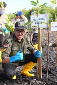 Aksi Peduli Kelestarian Laut di Hari Bhayangkara, Sekda Batam Ikut Tanam Manggrove
