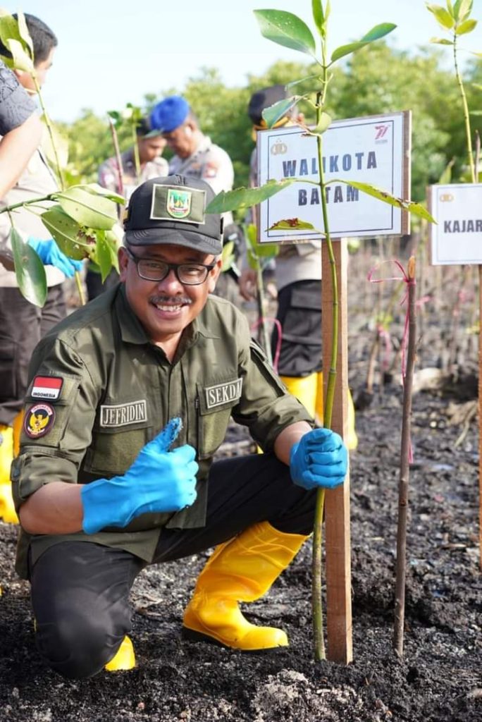 Aksi Peduli Kelestarian Laut di Hari Bhayangkara, Sekda Batam Ikut Tanam Manggrove