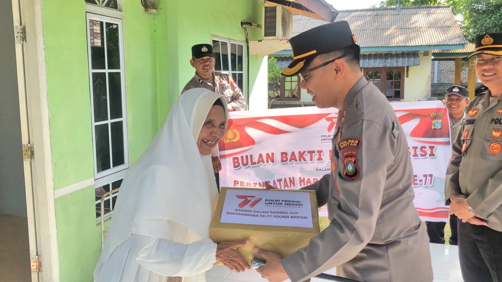 Sambut HUT Bhayangkara, Polres Bintan Salurkan Paket Sembako ke Warga