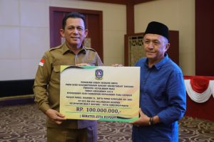 Ansar Serahkan Insentif kepada 443 Guru Pendidikan Anak di Tanjungpinang