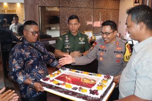 HUT Bhayangkara, Dandim 0315 Tanjungpinang Beri Kejutan Kue Ultah ke Polres Bintan