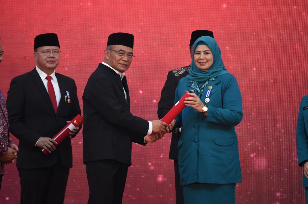 Ansar dan Dewi Terima Penghargaan Manggala Karya Kencana Tahun 2023