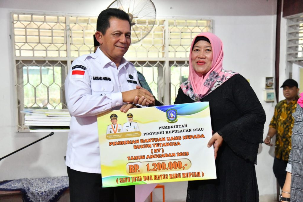 Serahkan Insentif RT/RW-Guru Paud di Batam, Ansar Berharap Pelayanan Semakin Baik