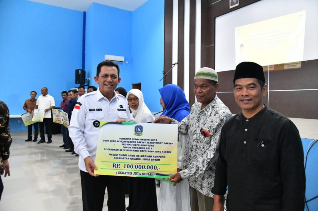 Ansar Bagikan Insentif RT/RW, Posyandu Balita, Guru PAUD, dan Rumah Ibadah di Batam