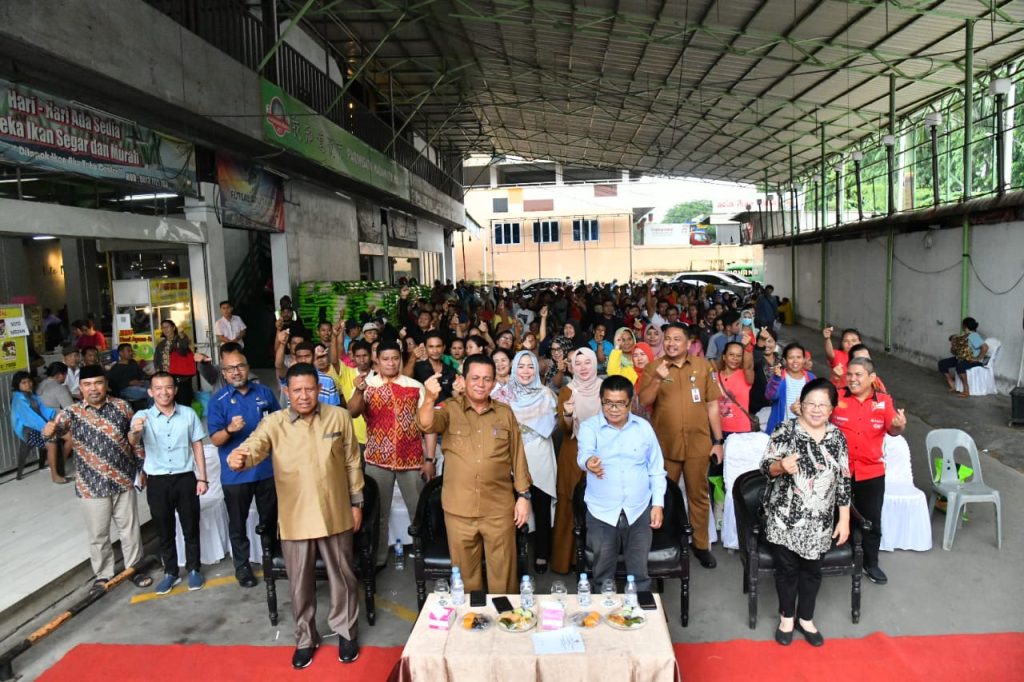Ansar Serahkan 1.200 Paket Sembako untuk Masyarakat Batam