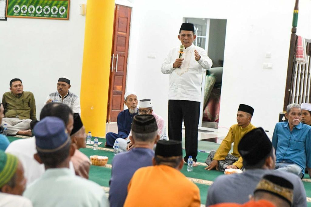 Ansar Berkunjung Ke Pulau Karas, Bawa Kabar Listrik Akan Hidup 24 Jam