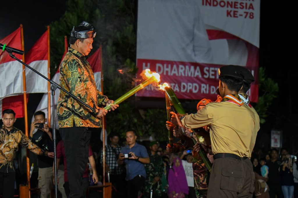Mendagri Tito Lepas Malam Taptu dan Pawai Obor di Pantai Piwang Natuna