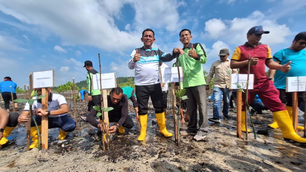 Ansar Bersama Warga Batam Tanam Mangrove di Kawasan Mangrove Presiden