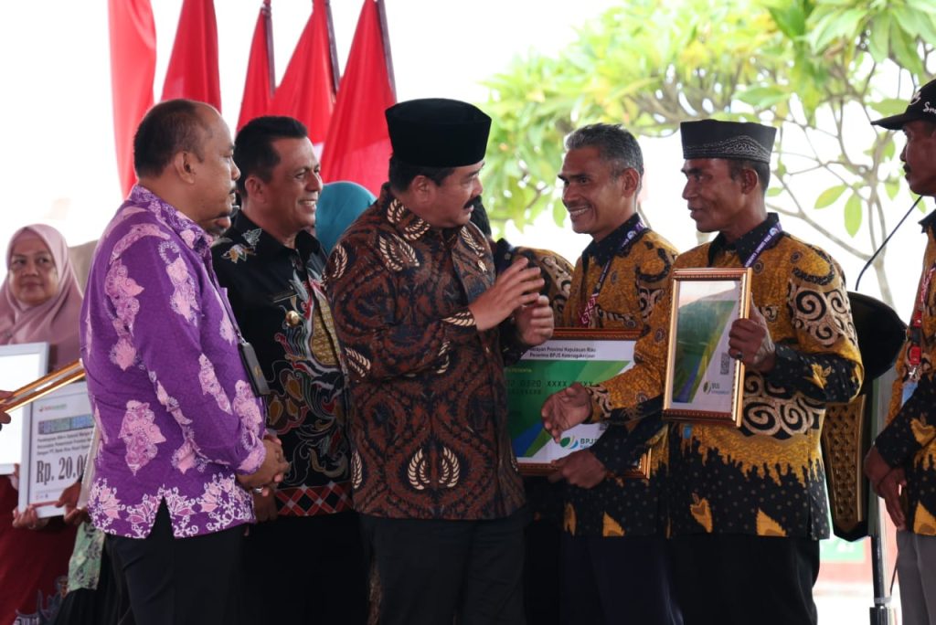 Menteri ATR/BPN RI Serahkan 10.668 Sertifikat Tanah untuk Warga Kepri