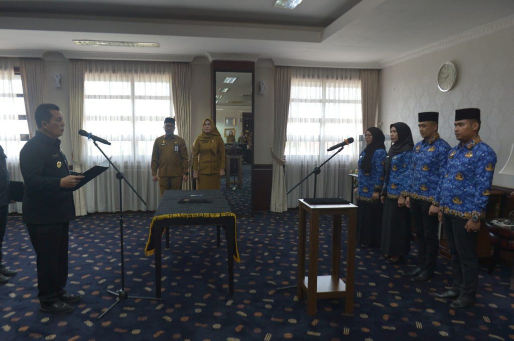 Ansar Lantik Empat Pejabat Fungsional Pemprov Kepri