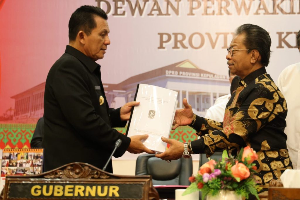 Ansar Sampaikan Ranperda Rencana Umum Energi Daerah Kepri 2023-2050 ke DPRD
