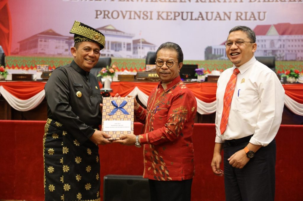 Ansar Hadiri Paripurna DPRD Terkait Perda Pajak dan Retribusi Daerah